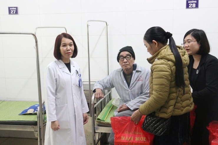 Hơn 200 suất quà "Tết yêu thương" đến với người bệnh tại Bệnh viện Đa khoa Phúc Thọ- Ảnh 3.