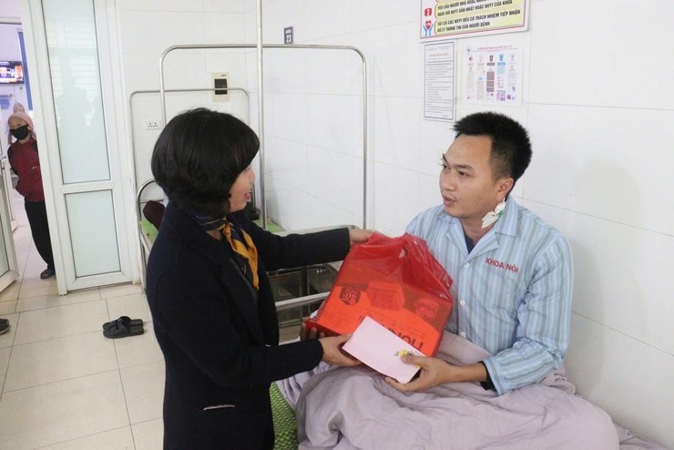 Hơn 200 suất quà "Tết yêu thương" đến với người bệnh tại Bệnh viện Đa khoa Phúc Thọ- Ảnh 1.