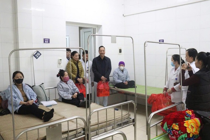 Hơn 200 suất quà "Tết yêu thương" đến với người bệnh tại Bệnh viện Đa khoa Phúc Thọ- Ảnh 7.