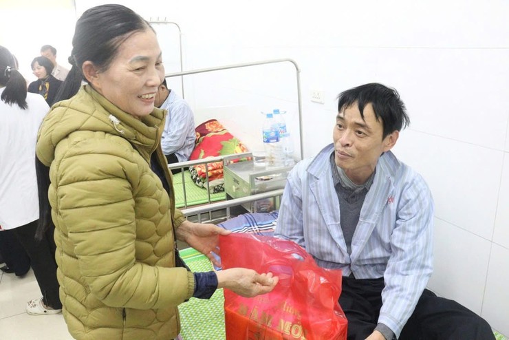Hơn 200 suất quà "Tết yêu thương" đến với người bệnh tại Bệnh viện Đa khoa Phúc Thọ- Ảnh 2.