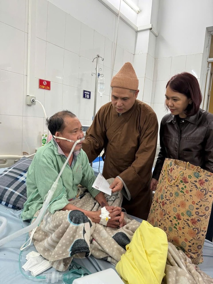 Hơn 200 suất quà "Tết yêu thương" đến với người bệnh tại Bệnh viện Đa khoa Phúc Thọ- Ảnh 8.