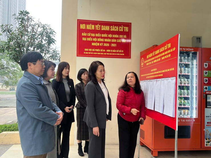 PhườngCầu Giấy tăng cường kiểm tra công tác bầu cử ở cơ sở.- Ảnh 1.