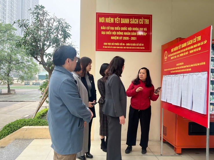 PhườngCầu Giấy tăng cường kiểm tra công tác bầu cử ở cơ sở.- Ảnh 2.