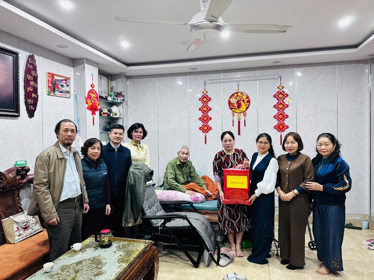 Lãnh đạo phường Tây Hồ thăm, tặng quà các cơ sở tôn giáo và người có công dịp Tết Nguyên đán Bính Ngọ 2026.- Ảnh 19.