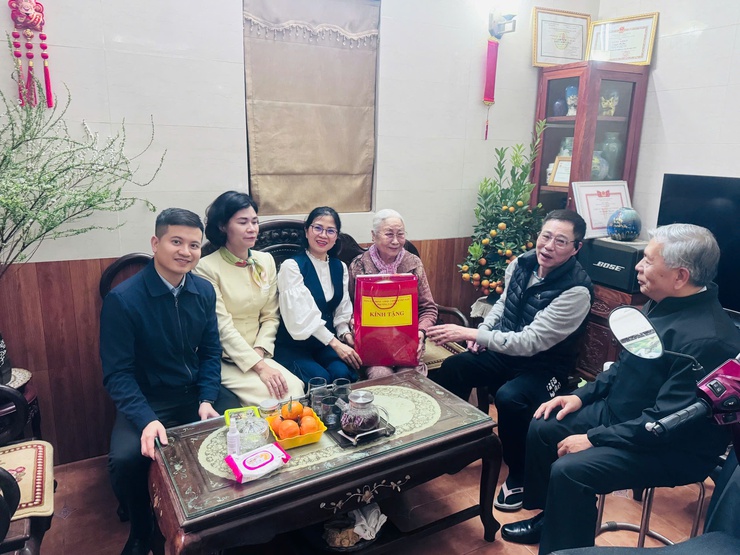 Lãnh đạo phường Tây Hồ thăm, tặng quà các cơ sở tôn giáo và người có công dịp Tết Nguyên đán Bính Ngọ 2026.- Ảnh 18.