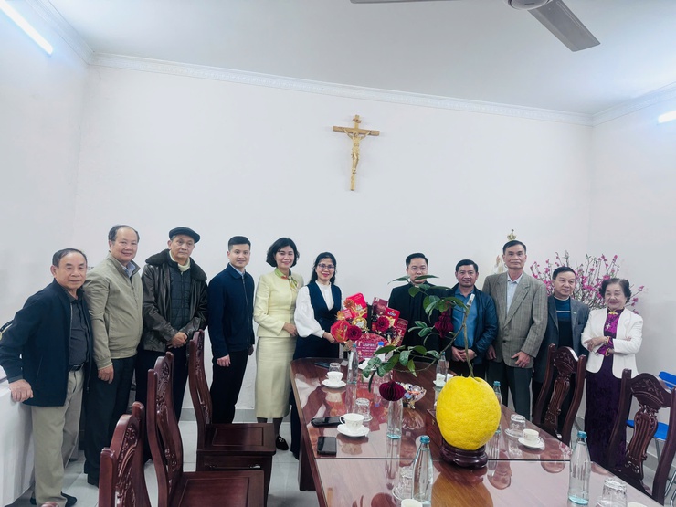 Lãnh đạo phường Tây Hồ thăm, tặng quà các cơ sở tôn giáo và người có công dịp Tết Nguyên đán Bính Ngọ 2026.- Ảnh 16.