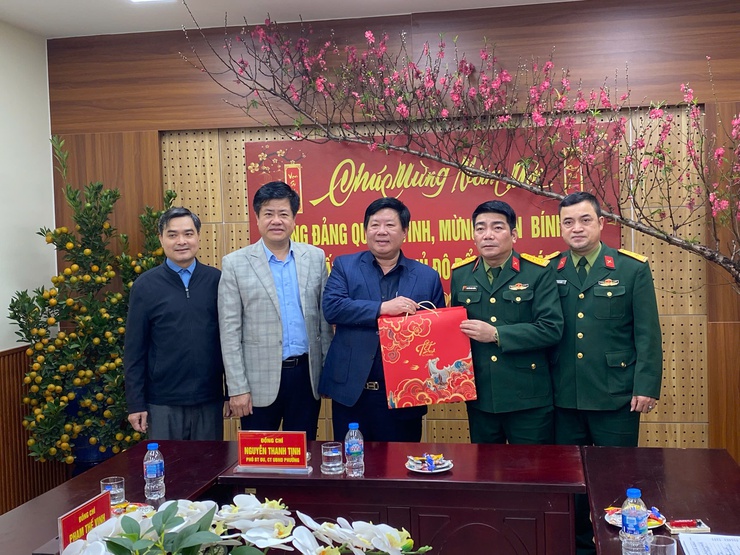 Lãnh đạo Đảng ủy – HĐND – UBND – UBMTTQ Việt Nam phường Tây Hồ thăm và chúc tết BCH Quân sự phường- Ảnh 3.