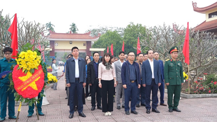 Xã Sơn Đồng tổ chức Lễ viếng, Lễ dâng hương tại nghĩa trang liệt sĩ, công trình ghi công liệt sĩ và Nhà lưu niệm Bác Hồ- Ảnh 1.