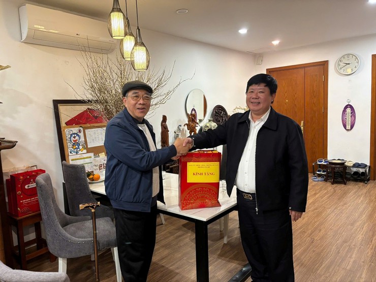 Lãnh đạo phường Tây Hồ thăm, tặng quà các cơ sở tôn giáo và người có công dịp Tết Nguyên đán Bính Ngọ 2026.- Ảnh 11.