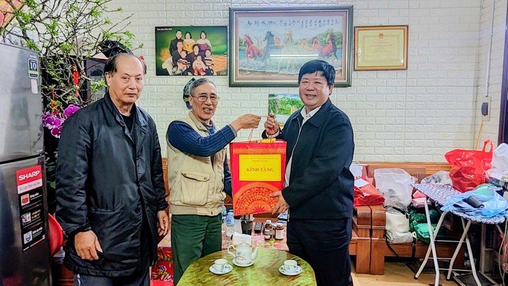 Lãnh đạo phường Tây Hồ thăm, tặng quà các cơ sở tôn giáo và người có công dịp Tết Nguyên đán Bính Ngọ 2026.- Ảnh 12.