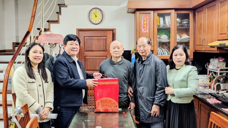 Lãnh đạo phường Tây Hồ thăm, tặng quà các cơ sở tôn giáo và người có công dịp Tết Nguyên đán Bính Ngọ 2026.- Ảnh 13.