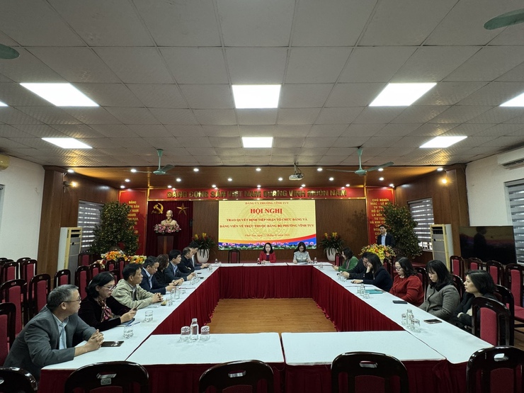 ĐẢNG ỦY PHƯỜNG VĨNH TUY TỔ CHỨC HỘI NGHỊ TRAO QUYẾT ĐỊNH QUYẾT ĐỊNH TIẾP NHẬN TỔ CHỨC ĐẢNG VÀ ĐẢNG VIÊN- Ảnh 1.