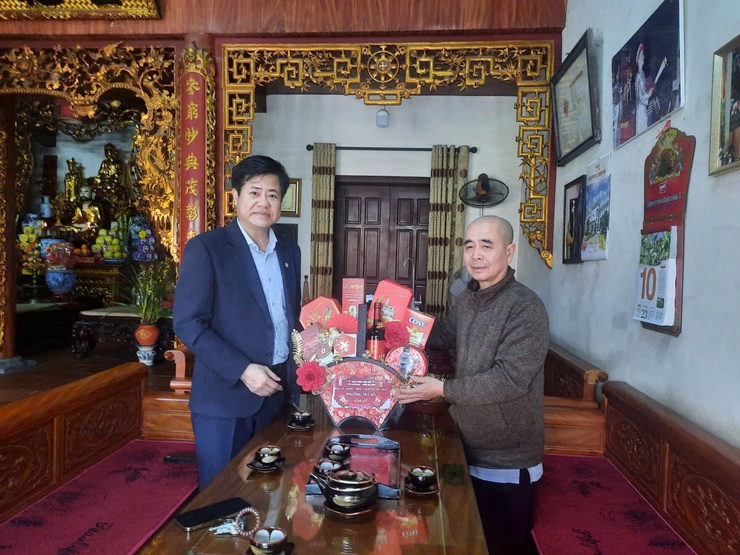 Lãnh đạo phường Tây Hồ thăm, tặng quà các cơ sở tôn giáo và người có công dịp Tết Nguyên đán Bính Ngọ 2026.- Ảnh 14.