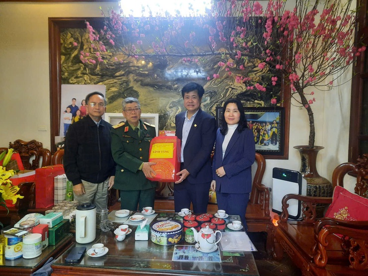 Lãnh đạo phường Tây Hồ thăm, tặng quà các cơ sở tôn giáo và người có công dịp Tết Nguyên đán Bính Ngọ 2026.- Ảnh 15.