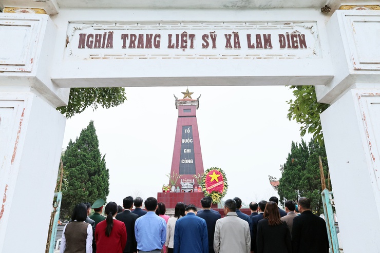 Các đồng chí lãnh đạo xã Quảng Bị dâng hương, hoa viếng tưởng nhớ các anh hùng liệt sĩ tại nghĩa trang Lam Điền nhân dịp Tết nguyên đán Bính Ngọ  2026- Ảnh 1.