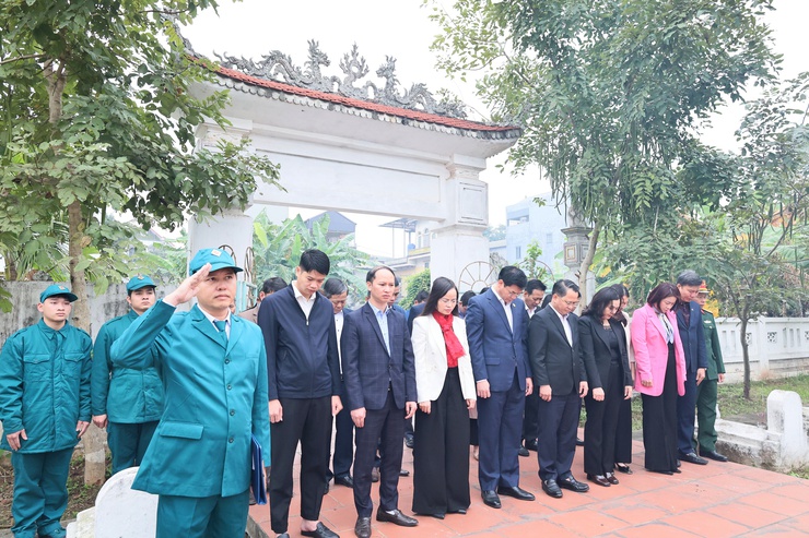 Các đồng chí lãnh đạo xã Quảng Bị dâng hương, hoa viếng tưởng nhớ các anh hùng liệt sĩ tại nghĩa trang Lam Điền nhân dịp Tết nguyên đán Bính Ngọ  2026- Ảnh 2.