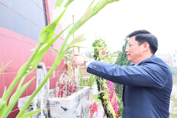 Các đồng chí lãnh đạo xã Quảng Bị dâng hương, hoa viếng tưởng nhớ các anh hùng liệt sĩ tại nghĩa trang Lam Điền nhân dịp Tết nguyên đán Bính Ngọ  2026- Ảnh 3.
