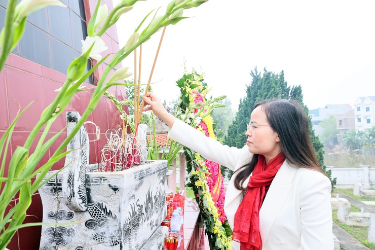 Các đồng chí lãnh đạo xã Quảng Bị dâng hương, hoa viếng tưởng nhớ các anh hùng liệt sĩ tại nghĩa trang Lam Điền nhân dịp Tết nguyên đán Bính Ngọ  2026- Ảnh 4.