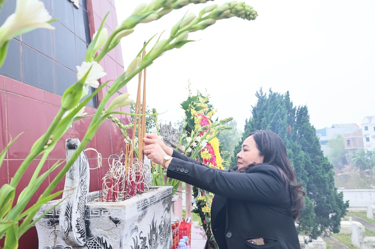 Các đồng chí lãnh đạo xã Quảng Bị dâng hương, hoa viếng tưởng nhớ các anh hùng liệt sĩ tại nghĩa trang Lam Điền nhân dịp Tết nguyên đán Bính Ngọ  2026- Ảnh 5.