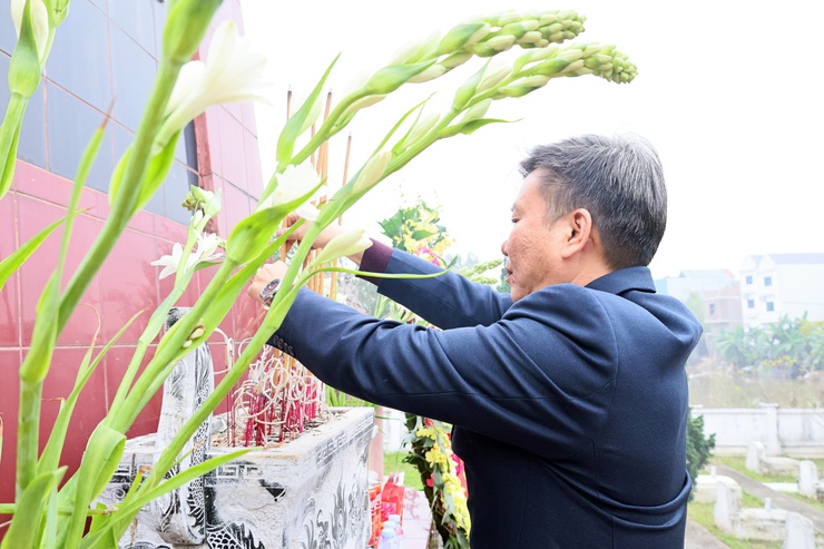 Các đồng chí lãnh đạo xã Quảng Bị dâng hương, hoa viếng tưởng nhớ các anh hùng liệt sĩ tại nghĩa trang Lam Điền nhân dịp Tết nguyên đán Bính Ngọ  2026- Ảnh 6.
