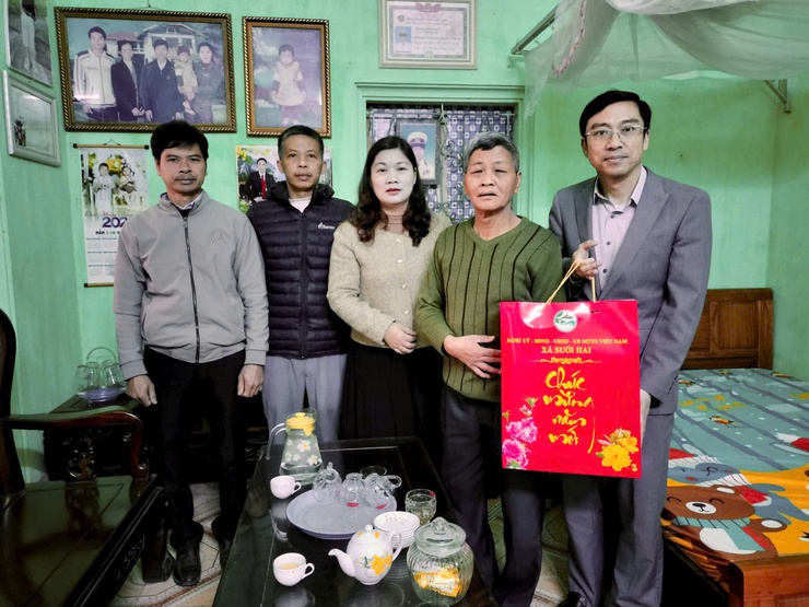 Các Đồng chí xã Suối Hai thăm, tặng quà gia đình chính sách và NCT trên 100 tuổi dịp Tết Bính Ngọ 2026- Ảnh 9.
