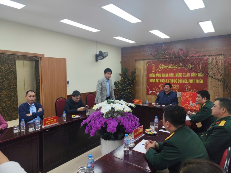 Lãnh đạo Đảng ủy – HĐND – UBND – UBMTTQ Việt Nam phường Tây Hồ thăm và chúc tết BCH Quân sự phường- Ảnh 2.