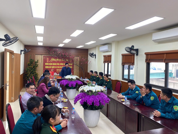 Lãnh đạo Đảng ủy – HĐND – UBND – UBMTTQ Việt Nam phường Tây Hồ thăm và chúc tết BCH Quân sự phường- Ảnh 1.