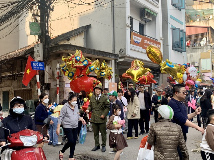 Chợ Tết Quan Nhân ngày 27 tháng Chạp: Nơi "hồn làng" giao thoa cùng nhịp sống hiện đại- Ảnh 1.