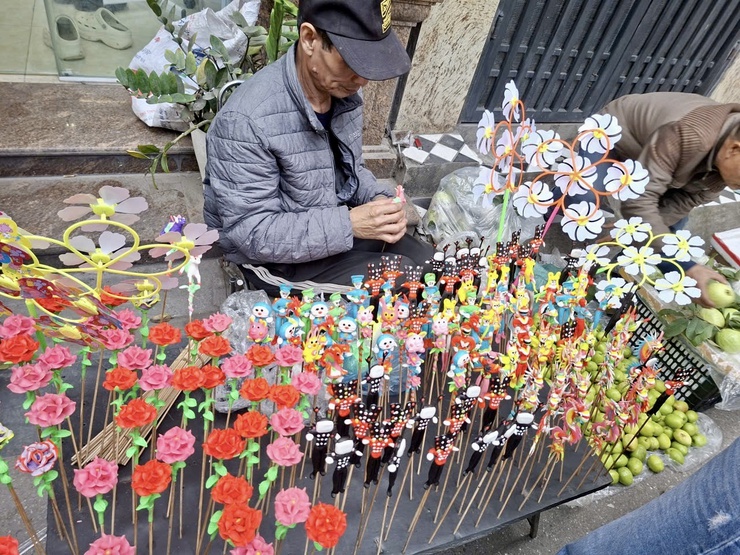 Chợ Tết Quan Nhân ngày 27 tháng Chạp: Nơi "hồn làng" giao thoa cùng nhịp sống hiện đại- Ảnh 4.