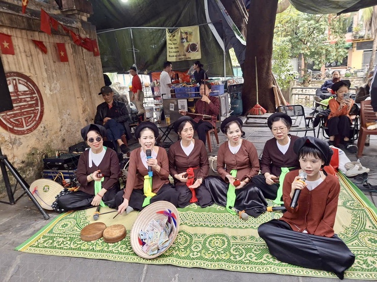 Chợ Tết Quan Nhân ngày 27 tháng Chạp: Nơi "hồn làng" giao thoa cùng nhịp sống hiện đại- Ảnh 2.