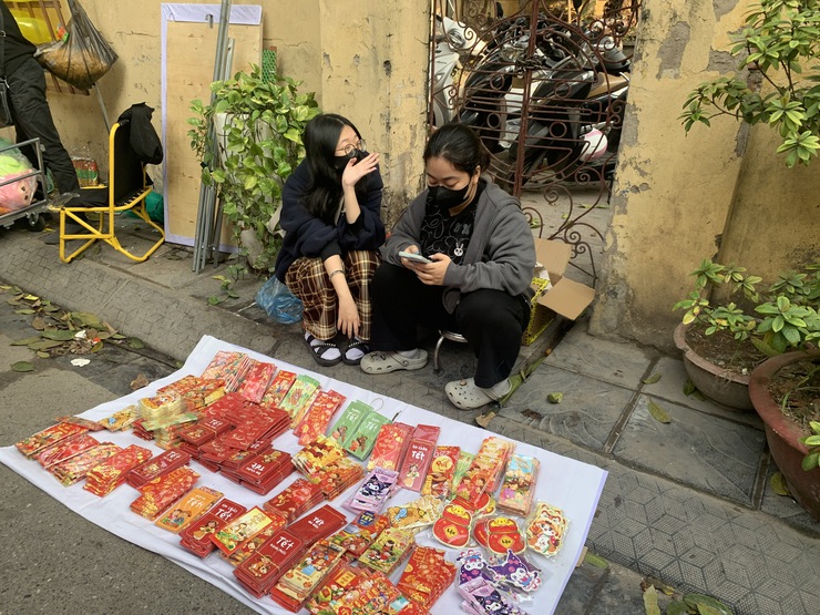 Chợ Tết Quan Nhân ngày 27 tháng Chạp: Nơi "hồn làng" giao thoa cùng nhịp sống hiện đại- Ảnh 3.