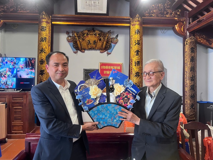 Lãnh đạo phường Tây Hồ thăm, tặng quà các cơ sở tôn giáo và người có công dịp Tết Nguyên đán Bính Ngọ 2026.- Ảnh 1.