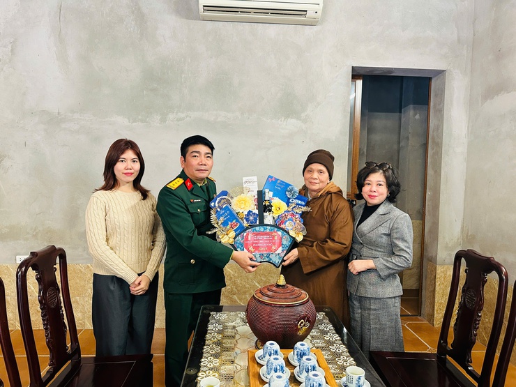 Lãnh đạo phường Tây Hồ thăm, tặng quà các cơ sở tôn giáo và người có công dịp Tết Nguyên đán Bính Ngọ 2026.- Ảnh 31.