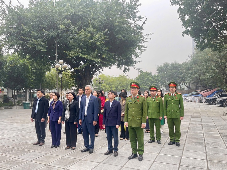 Lãnh đạo phường Nghĩa Đô viếng Nghĩa trang Liệt sĩ nhân dịp Tết Nguyên đán Bính Ngọ 2026.- Ảnh 6.