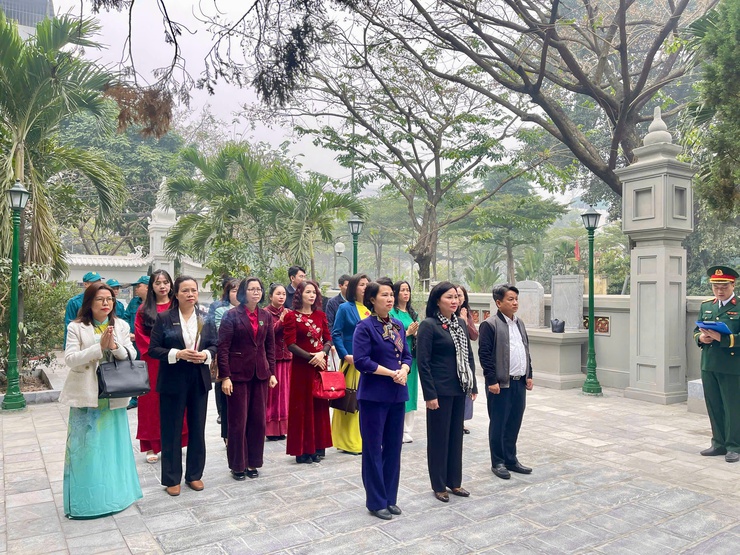 Lãnh đạo phường Nghĩa Đô viếng Nghĩa trang Liệt sĩ nhân dịp Tết Nguyên đán Bính Ngọ 2026.- Ảnh 8.