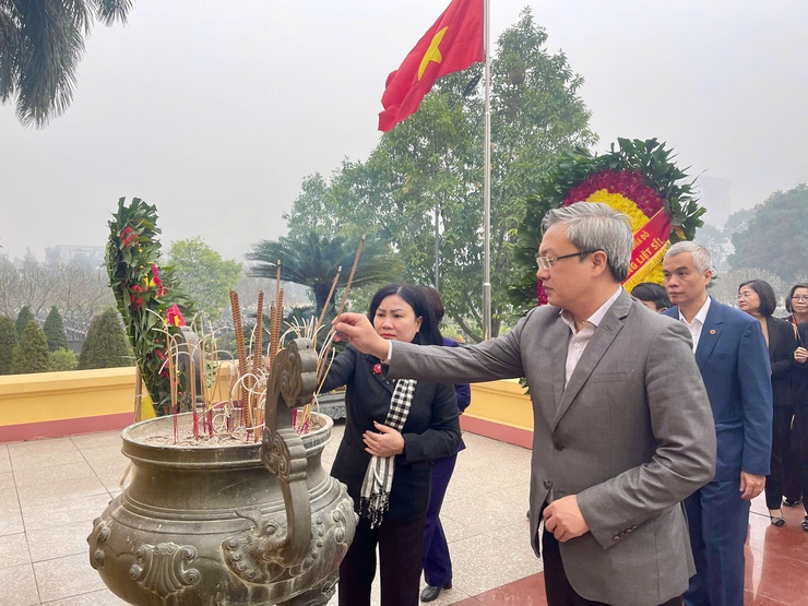 Lãnh đạo phường Nghĩa Đô viếng Nghĩa trang Liệt sĩ nhân dịp Tết Nguyên đán Bính Ngọ 2026.- Ảnh 3.