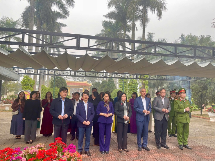 Lãnh đạo phường Nghĩa Đô viếng Nghĩa trang Liệt sĩ nhân dịp Tết Nguyên đán Bính Ngọ 2026.- Ảnh 2.