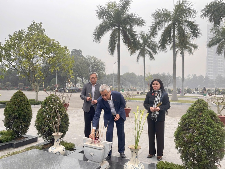 Lãnh đạo phường Nghĩa Đô viếng Nghĩa trang Liệt sĩ nhân dịp Tết Nguyên đán Bính Ngọ 2026.- Ảnh 5.