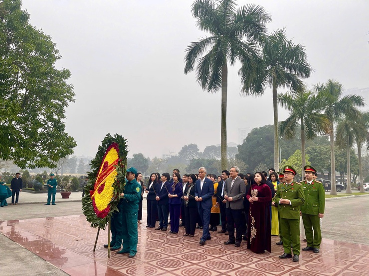 Lãnh đạo phường Nghĩa Đô viếng Nghĩa trang Liệt sĩ nhân dịp Tết Nguyên đán Bính Ngọ 2026.- Ảnh 1.