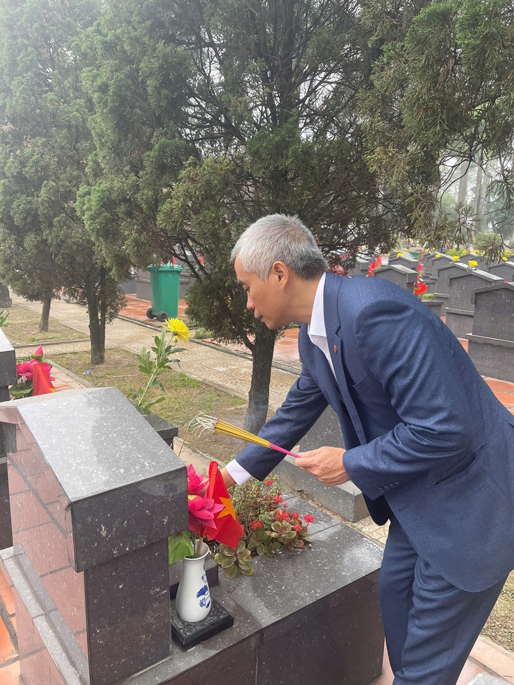 Lãnh đạo phường Nghĩa Đô viếng Nghĩa trang Liệt sĩ nhân dịp Tết Nguyên đán Bính Ngọ 2026.- Ảnh 4.