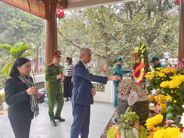 Lãnh đạo phường Nghĩa Đô viếng Nghĩa trang Liệt sĩ nhân dịp Tết Nguyên đán Bính Ngọ 2026.- Ảnh 7.