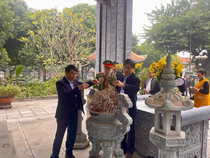 Lãnh đạo phường Nghĩa Đô viếng Nghĩa trang Liệt sĩ nhân dịp Tết Nguyên đán Bính Ngọ 2026.- Ảnh 10.