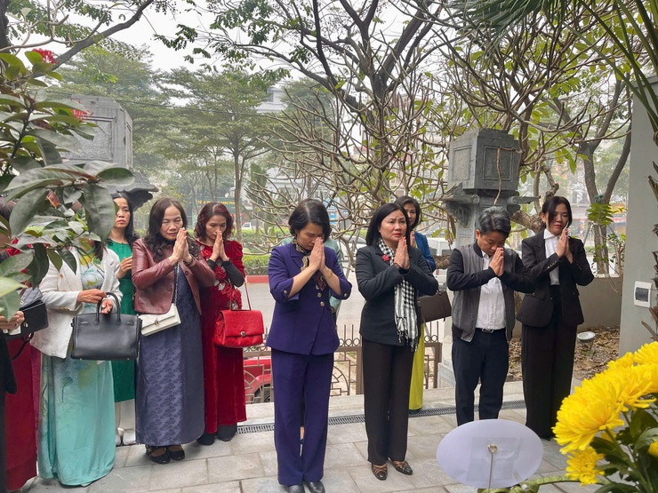 Lãnh đạo phường Nghĩa Đô viếng Nghĩa trang Liệt sĩ nhân dịp Tết Nguyên đán Bính Ngọ 2026.- Ảnh 9.