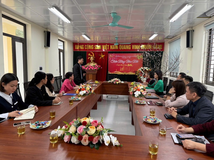 Lãnh đạo Ủy ban nhân dân phường Thanh Xuân đi thăm, tặng quà và giao nhiệm vụ cho Trạm Y tế phường Thanh Xuân nhân dịp Tết Nguyên đán Bính Ngọ năm 2026- Ảnh 1.