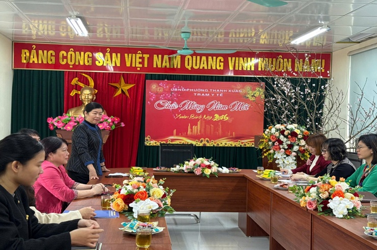 Lãnh đạo Ủy ban nhân dân phường Thanh Xuân đi thăm, tặng quà và giao nhiệm vụ cho Trạm Y tế phường Thanh Xuân nhân dịp Tết Nguyên đán Bính Ngọ năm 2026- Ảnh 2.