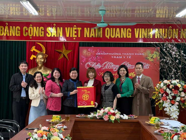 Lãnh đạo Ủy ban nhân dân phường Thanh Xuân đi thăm, tặng quà và giao nhiệm vụ cho Trạm Y tế phường Thanh Xuân nhân dịp Tết Nguyên đán Bính Ngọ năm 2026- Ảnh 3.