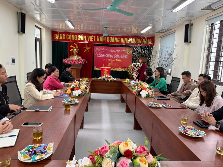 Lãnh đạo Ủy ban nhân dân phường Thanh Xuân đi thăm, tặng quà và giao nhiệm vụ cho Trạm Y tế phường Thanh Xuân nhân dịp Tết Nguyên đán Bính Ngọ năm 2026- Ảnh 4.