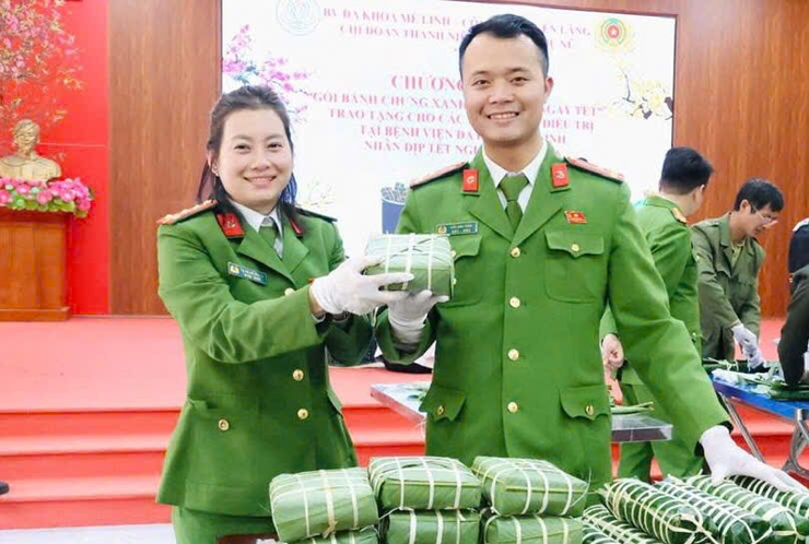 Công an xã Yên Lãng gói bánh chưng xanh gửi tặng bệnh nhân nội trú tại Bệnh viện đa khoa Mê Linh- Ảnh 1.