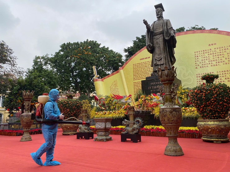 Hà Nội: Tăng cường khử khuẩn, siết chặt phòng dịch tại nhiều điểm trọng yếu- Ảnh 2.