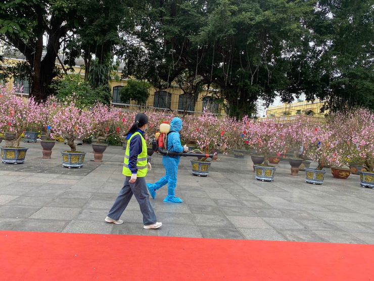 Hà Nội: Tăng cường khử khuẩn, siết chặt phòng dịch tại nhiều điểm trọng yếu- Ảnh 1.